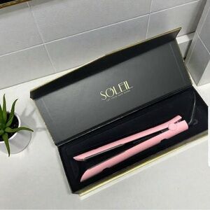 Soleil Dynamic Flat Iron in Baby Pink